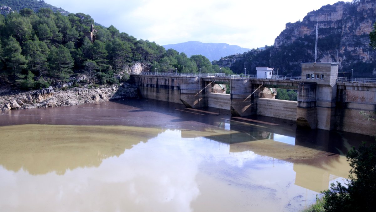 La presa del pantà d'Ulldecona, a la Pobla de Benifassà.