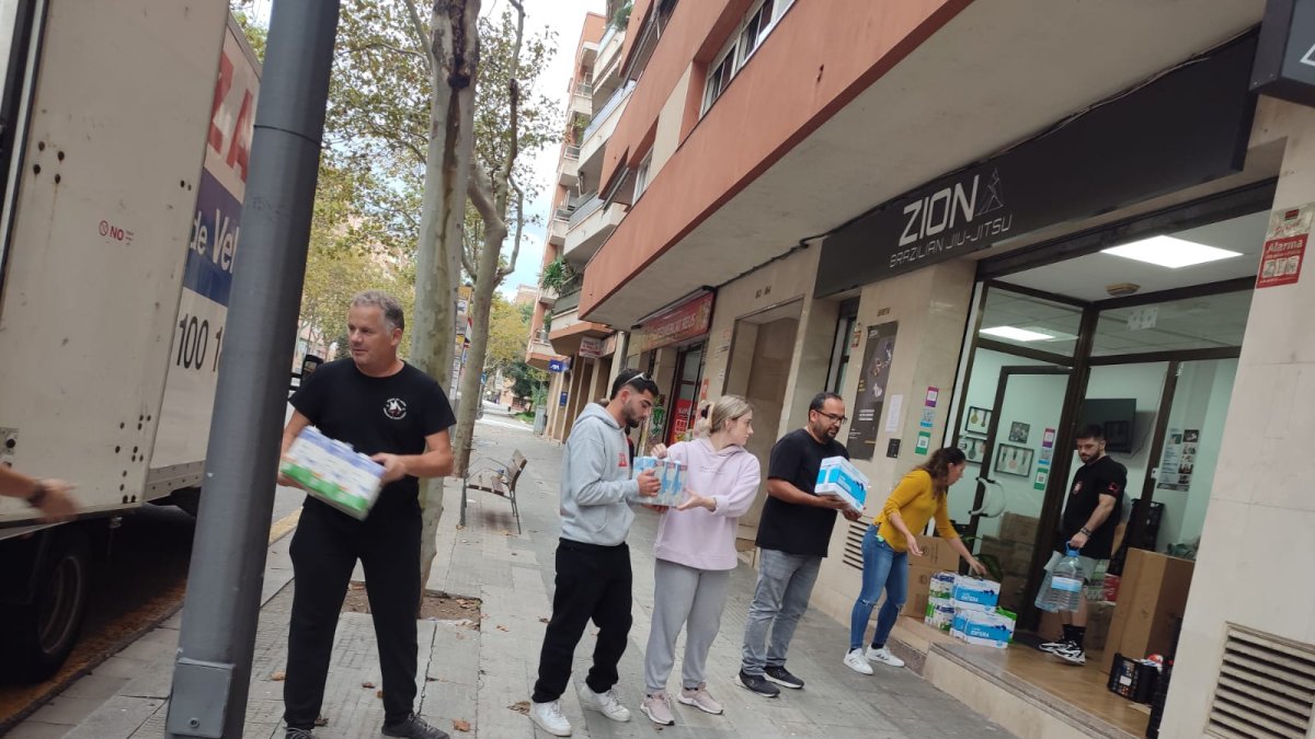 Moment en que carreguen una de les furgonetes amb el material recollit.