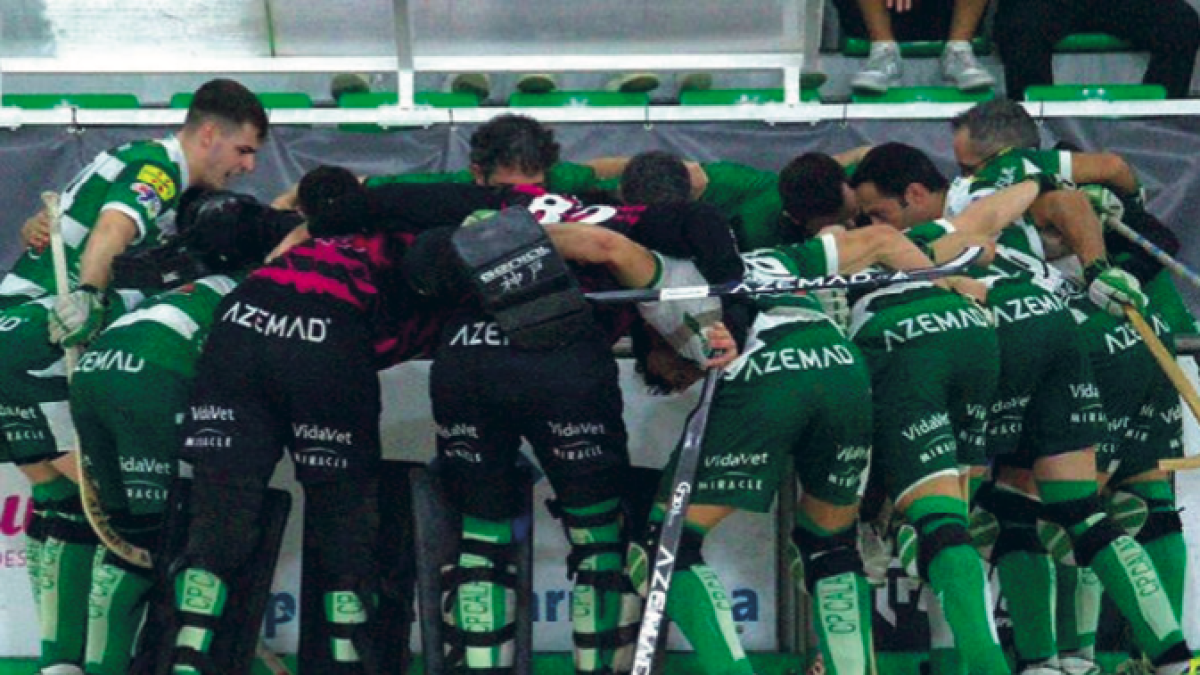 Els jugadors del CP Calafell celebrant la victòria.