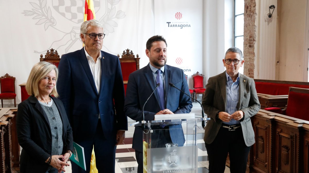 L'alcalde de Tarragona, Rubén Viñuales, compareix amb el regidor de Junts, Jordi Sendra, per anunciar un acord de pressupostos.