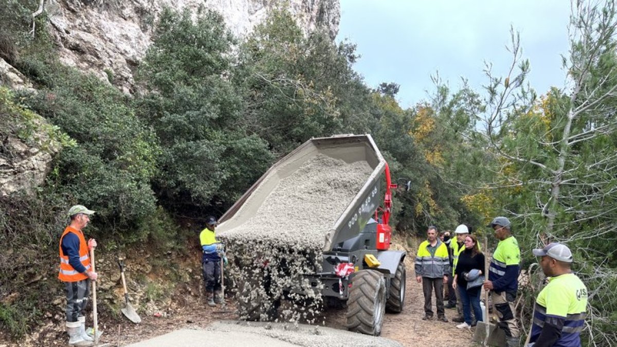 Imatge dels treballs de pavimentació del camí.