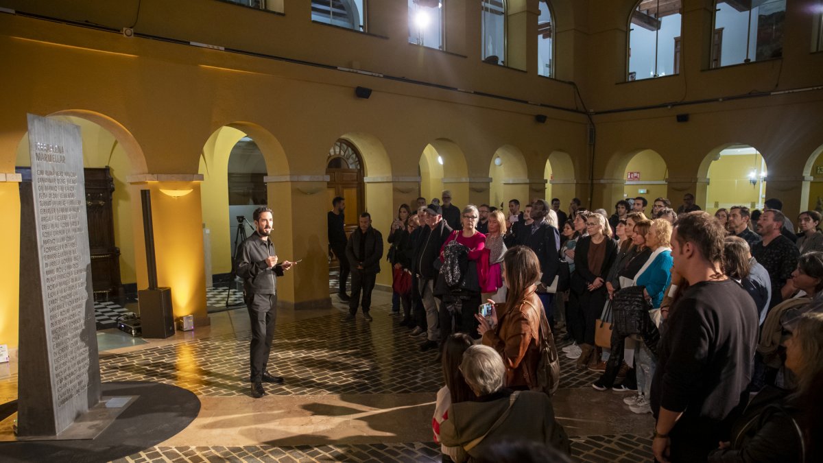 Moment de la presentació de l’escultura que recull 100 mots que representen Marmellar.