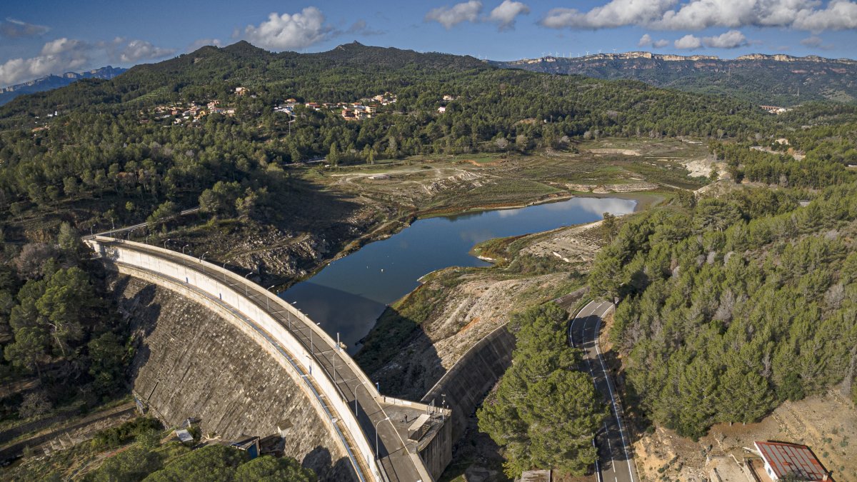 Imatge aèria de la presa del pantà de Riudecanyes, situat a la comarca del Baix Camp.