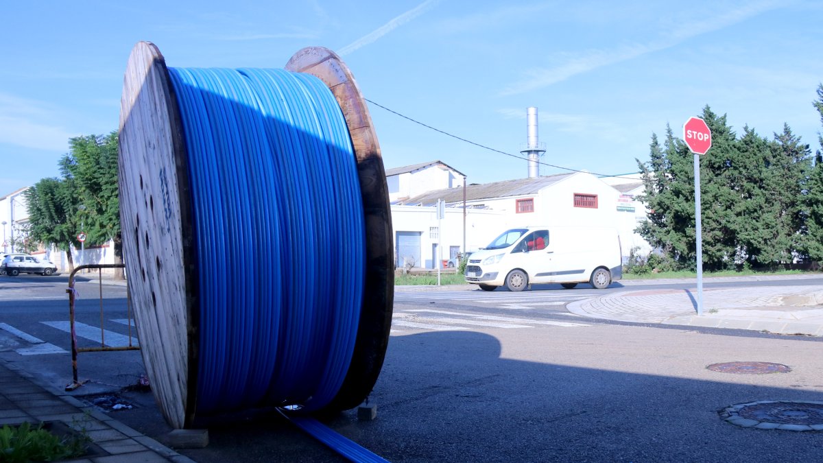 Una bobina de tubos para la implantación de la fibra óptica en una calle de Santa Bàrbara.