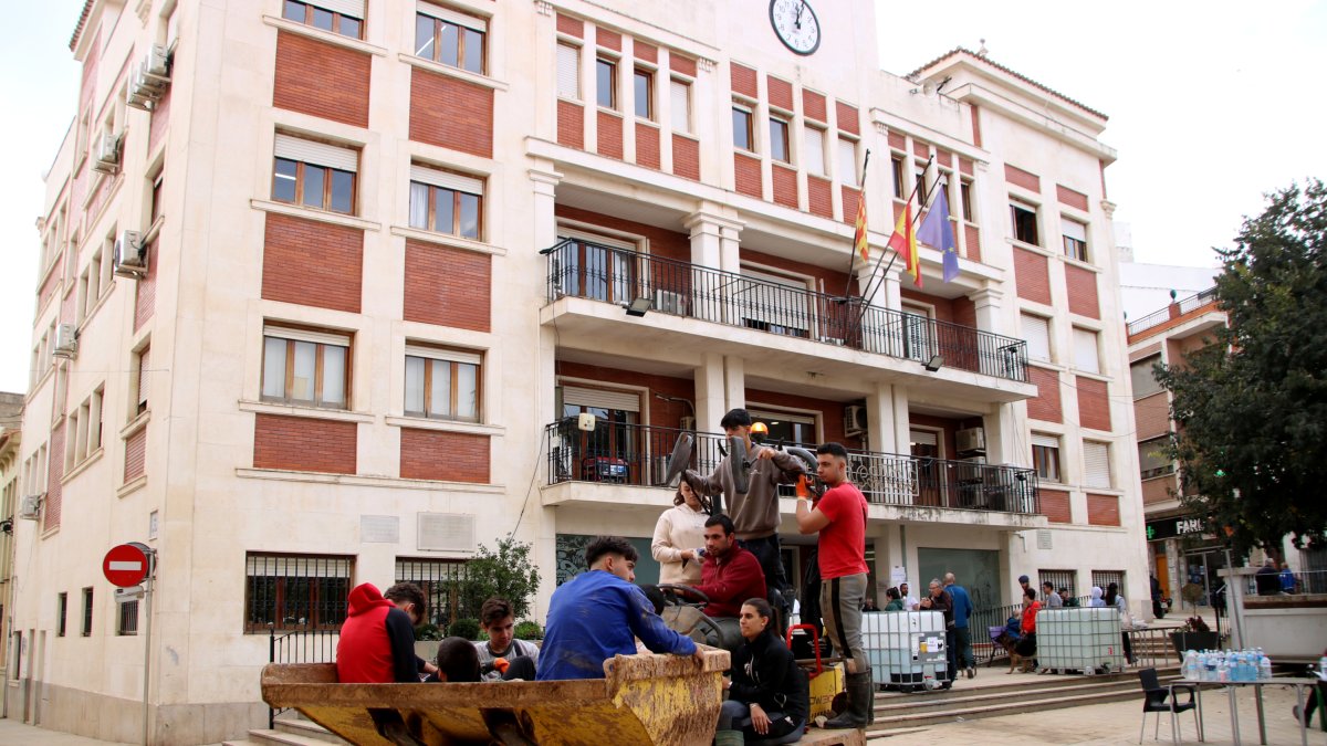 Un tractor con voluntarios, delante del Ayuntamiento de Xiva, 10 días después de las riadas.
