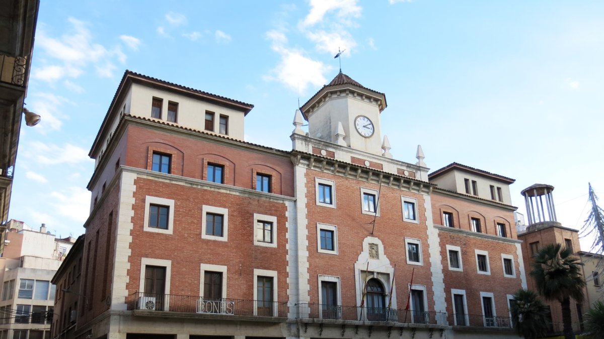 Imagen de archivo de la fachada del Ayuntamiento de Tortosa.
