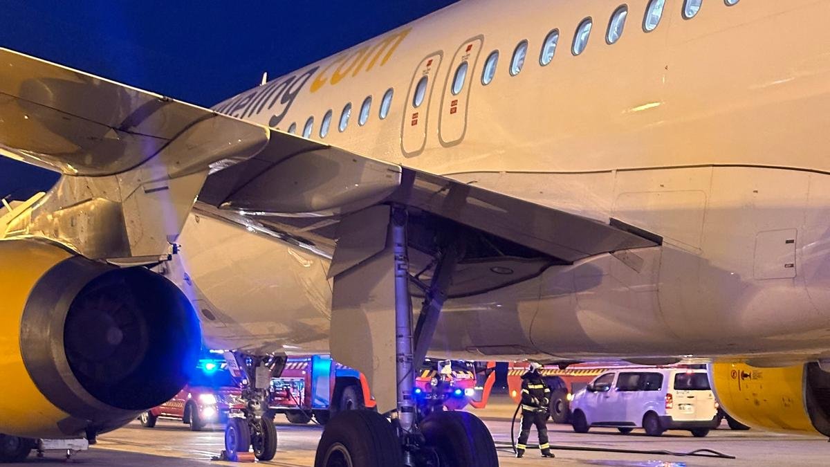 Camiones de Bomberos cerca de un avión de Vueling después de que sufriera una incidencia técnica en plena maniobra de despegue