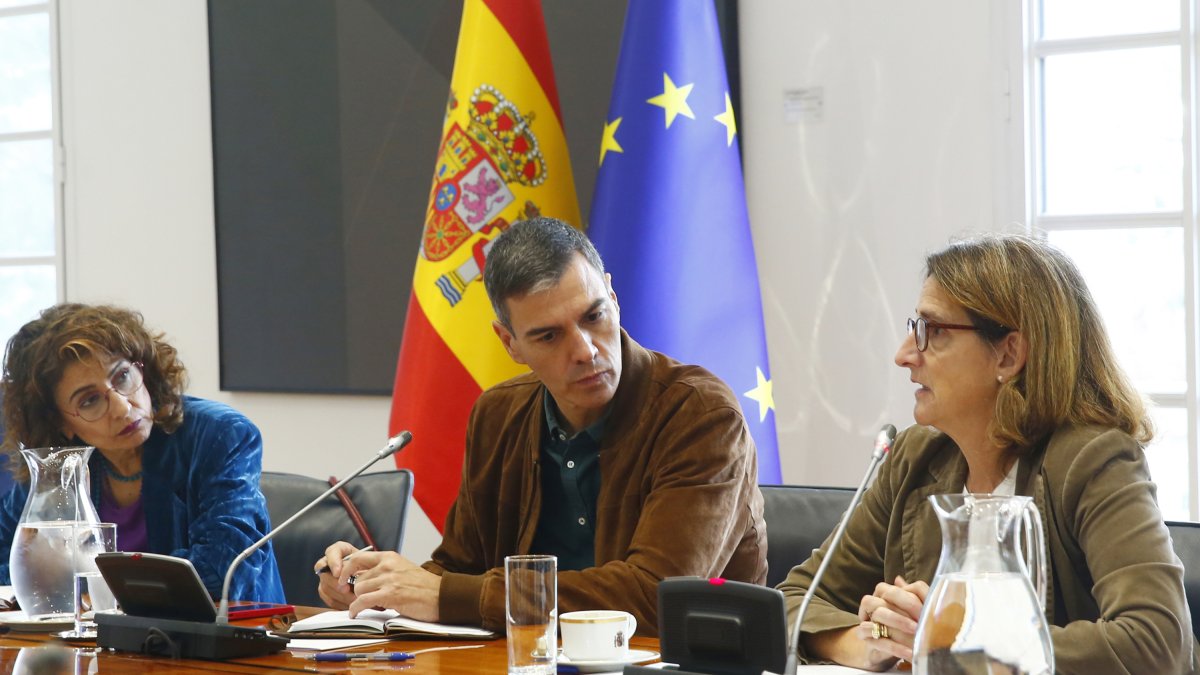 El presidente del gobierno español, Pedro Sánchez, presidiendo el comité de crisis por el seguimiento de los efectos de la DANA con María Jesús Montero y Teresa Ribera