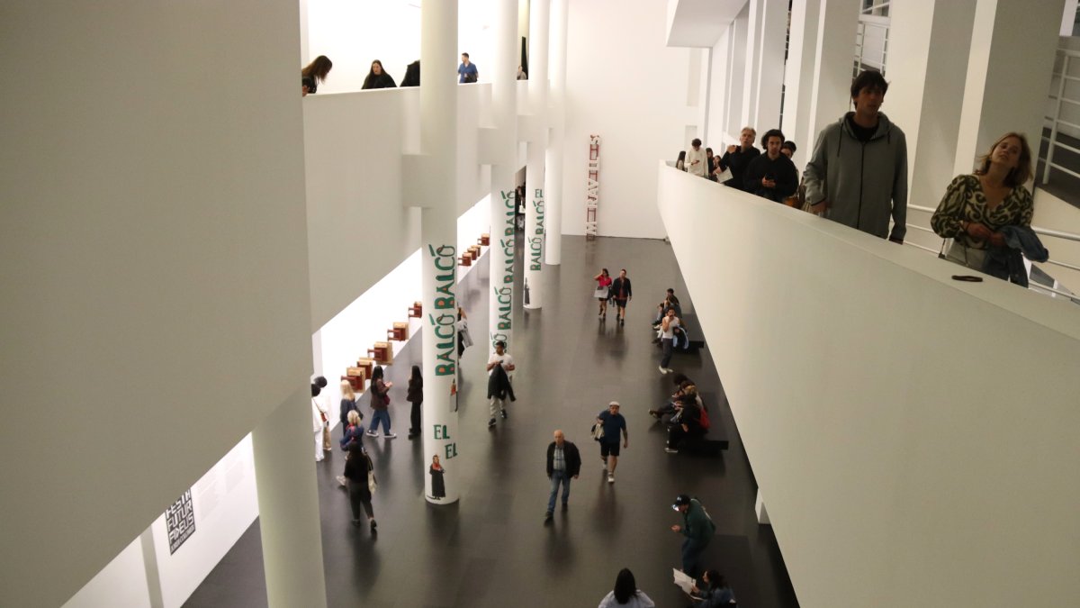 Personas visitan el MACBA durante la Noche de los Museos