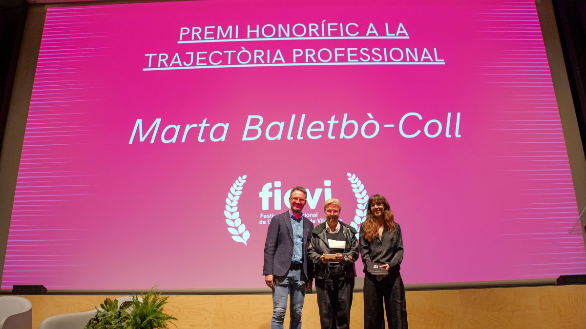 Imatge de l'entrega de l'entrega del premi a la Trajectòria Professional a Marta Balletbò