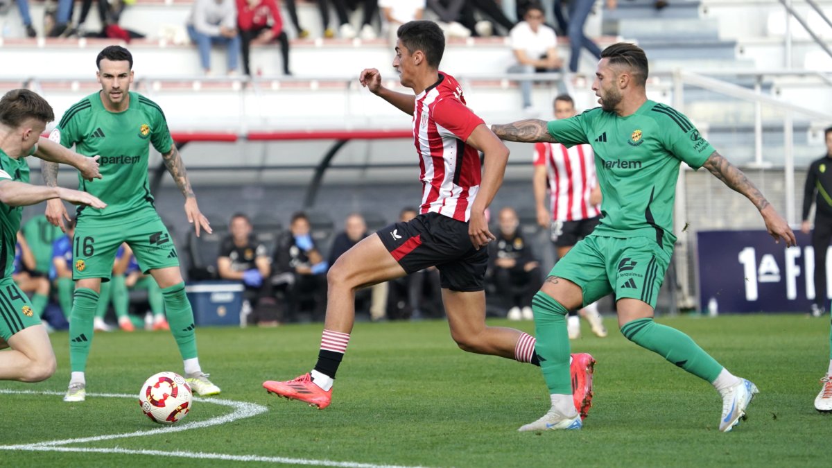 El Nàstic evitando el gol de Varela.
