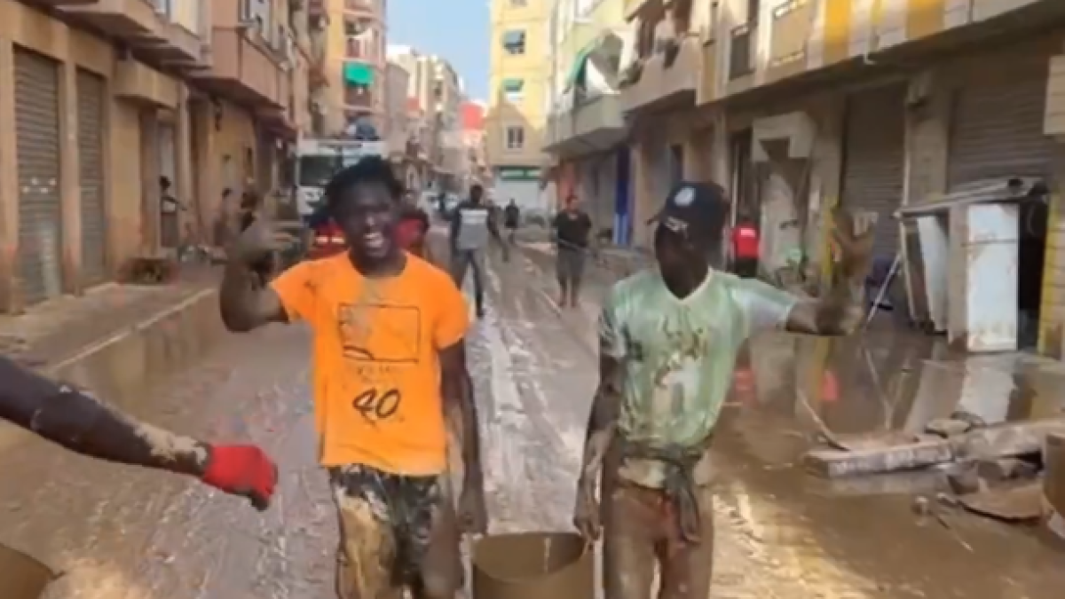 Imagen de dos de los voluntarios en Valencia