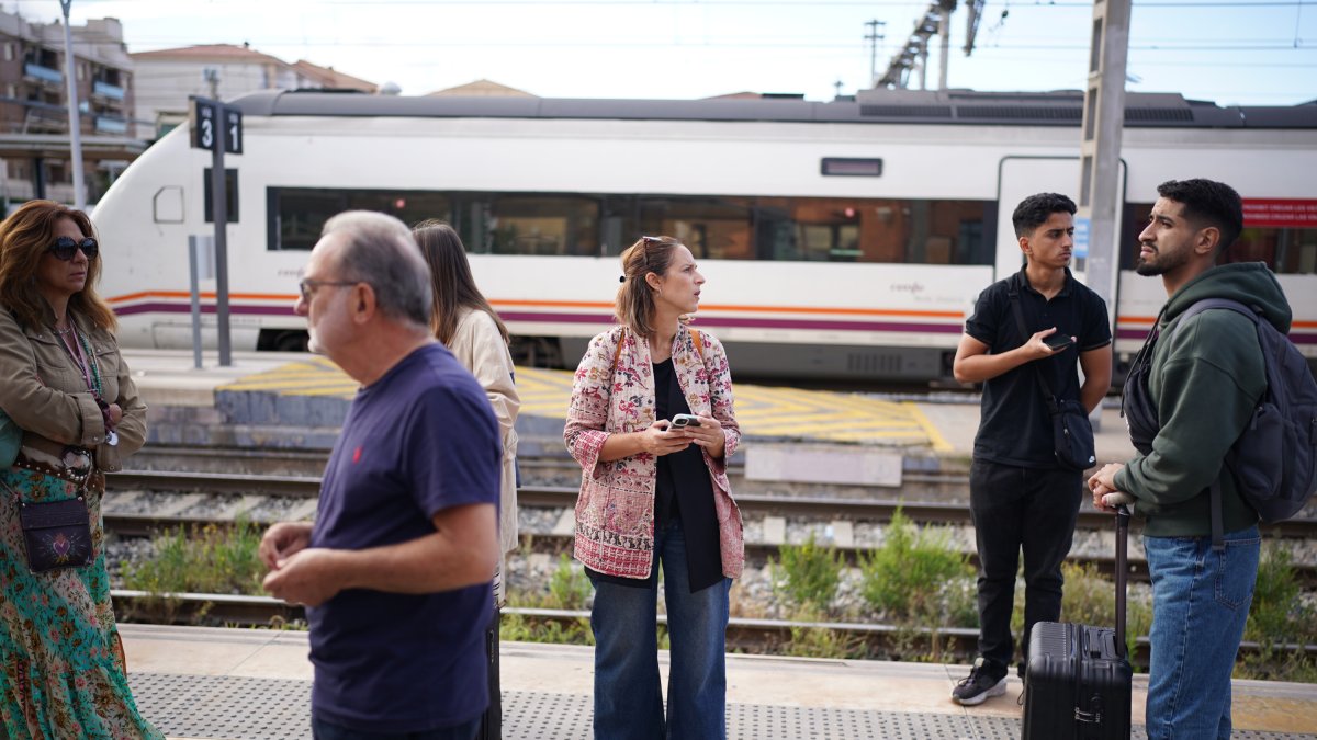 Usuaris esperan un tren en la estación de Sant Vicenç de Calders