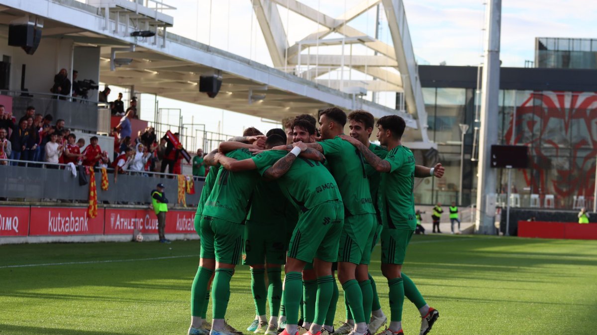 Els jugadors del Nàstic celebrant un dels tres gols del partit contra el Bilbao Athletic amb l’afició desplaçada a Lezama animant al fons