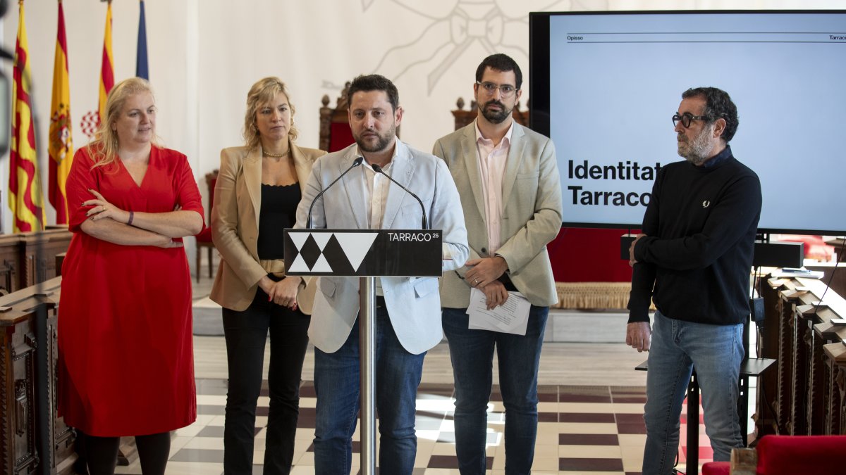 El alcalde, Rubén Viñuales, estuvo acompañado ayer por los consejeros García, Ramos y Adan, y el diseñador Sergi Opisso.