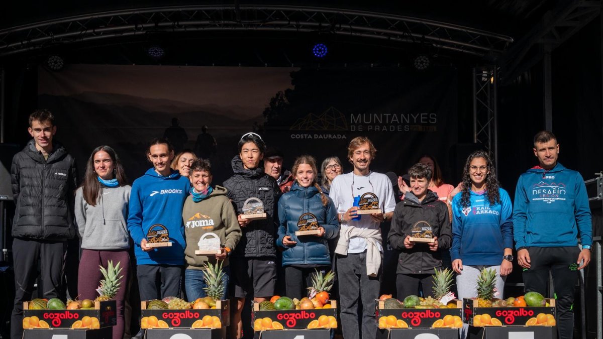 Els guanyadors de les diferents modalitats al podi de l’Epic Trail Costa Daurada.