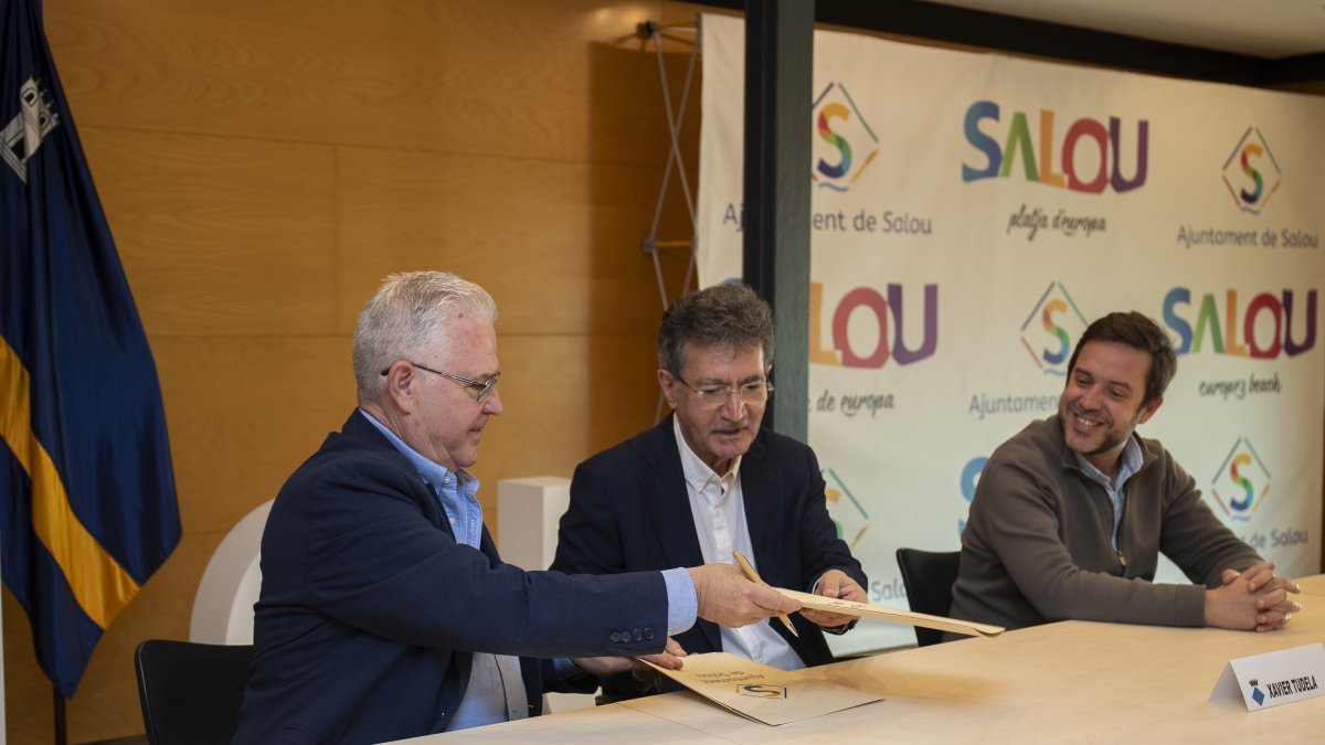 Firma oficial del acuerdo de nombramiento de Salou como capital de la Cultura Catalana 2025.