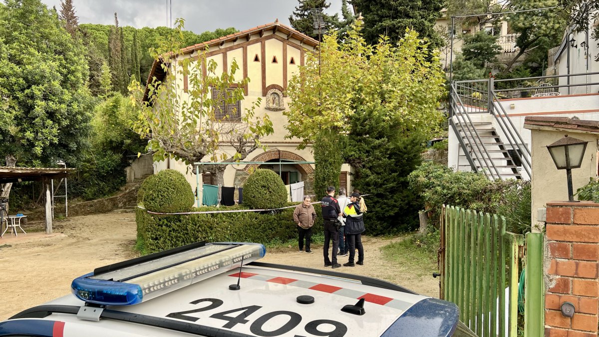 Un vehículo de los Mossos d'Esquadra delante de la casa de Arenys de Mar donde han aparecido un hombre y su hijo muertos.