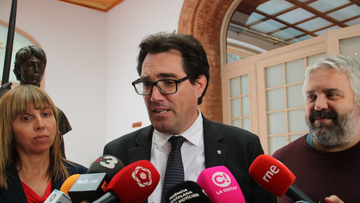 El secretari d’Empresa i Competitivitat, Jaume Baró, atenen els mitjans de comunicació.