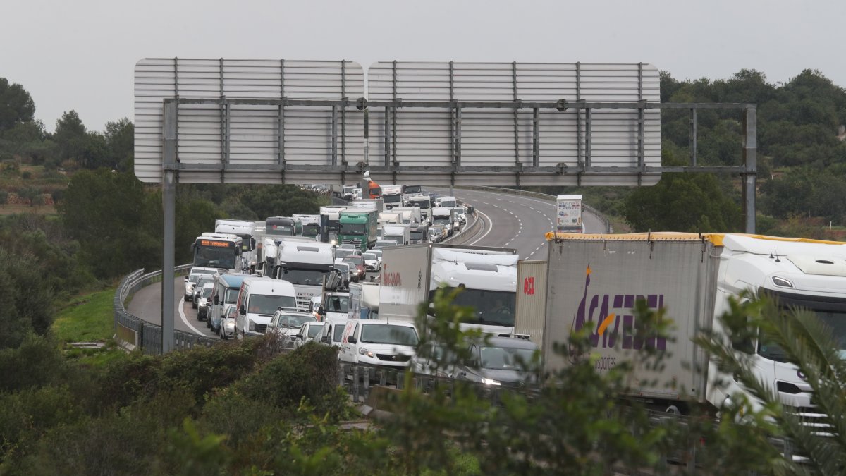 Retencions a l'AP-7 a Altafulla pels controls policials que gestionen la mobilitat.