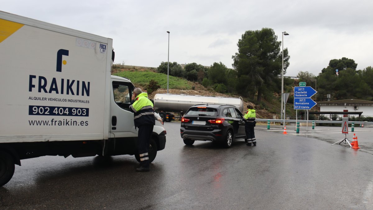 Uno de los controles que los Mossos están haciendo en el Camp de Tarragona y las Terres de l'Ebre por el episodio de lluvias intensas.