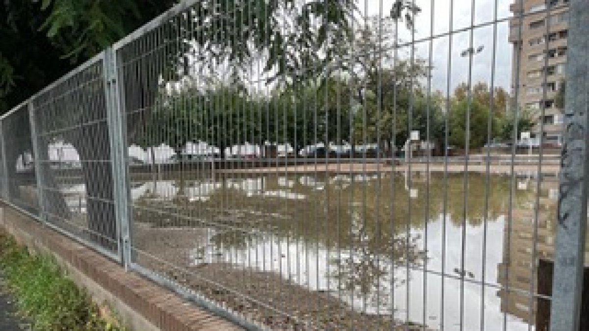 Imatge del patii de l'Escola del Serrallo inundat.