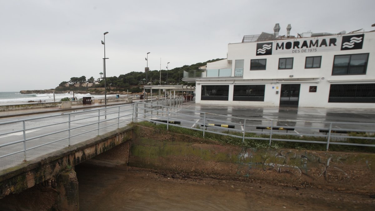 Las calles de la Móra estaban vacías ayer por el aviso de la llegada de una nueva DANA.