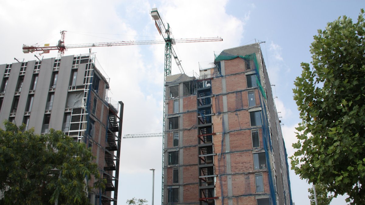 La construcción de vivienda pública en el barrio de la Marina del Prat Vermell de Barcelona.