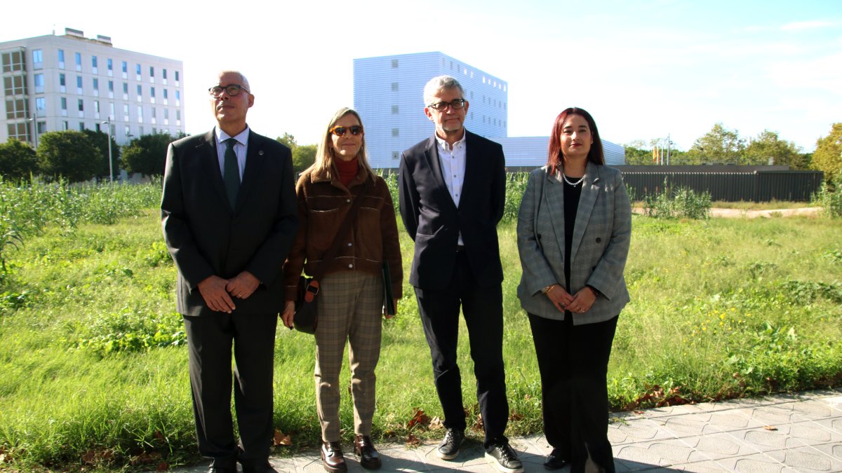 Membres de l'Il·lustre Col·legi de l'Advocacia de Tarragona i de la Sindicatura de Greuges de Catalunya davant del solar on s'edificarà el Fòrum Judicial.