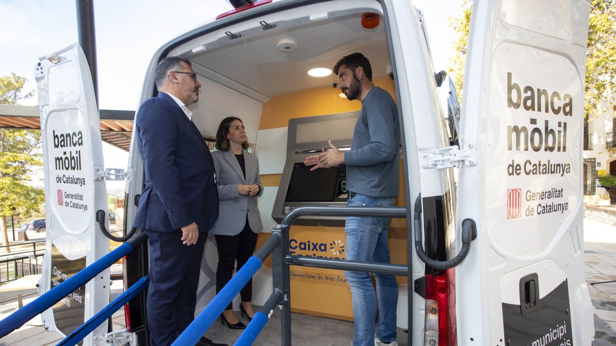 Momento de la presentación de los dos vehículos que prestarán servicio en las comarcas tarraconenses.