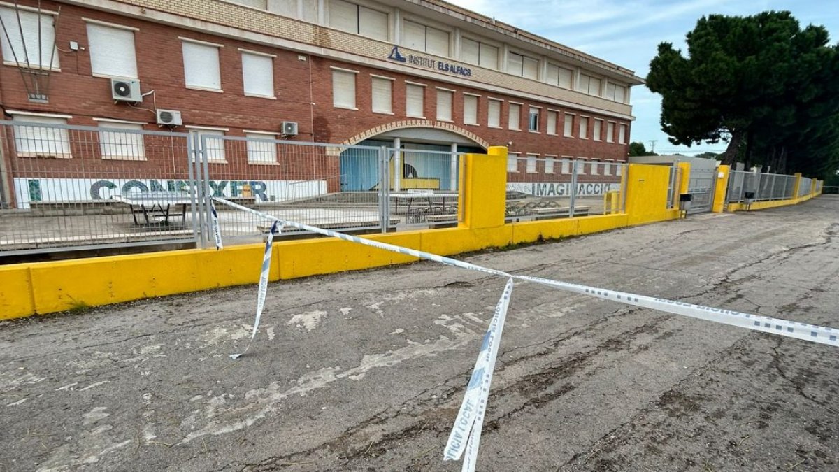 Cinta policial a l'entorn de l'Institut Els Alfacs de la Ràpita (Montsià) després que hi hagi hagut un despreniment en una pedrera pròxima a l'equipament educatiu