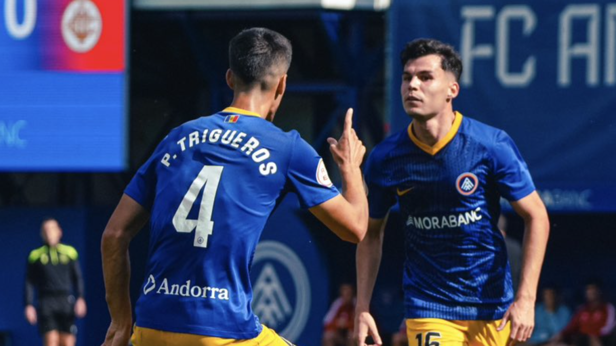 El exgrana Pablo Trigueros celebrando un gol con el extremo del Andorra, Luismi Redondo.