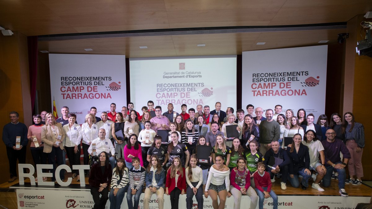 Todos los premiados del Acto de Reconocimientos Deportivos del Camp de Tarragona 2024 en el escenario con las autoridades del territorio.