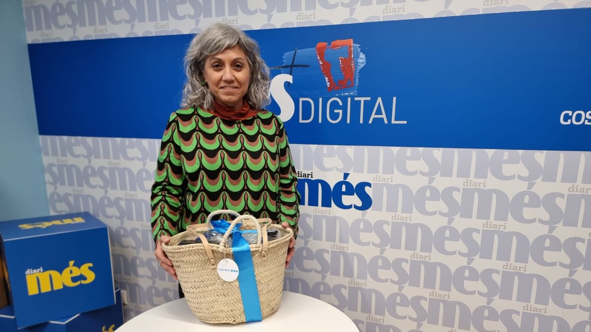 Sandra Cabeza con la cesta de Caprabo y Diari Més.