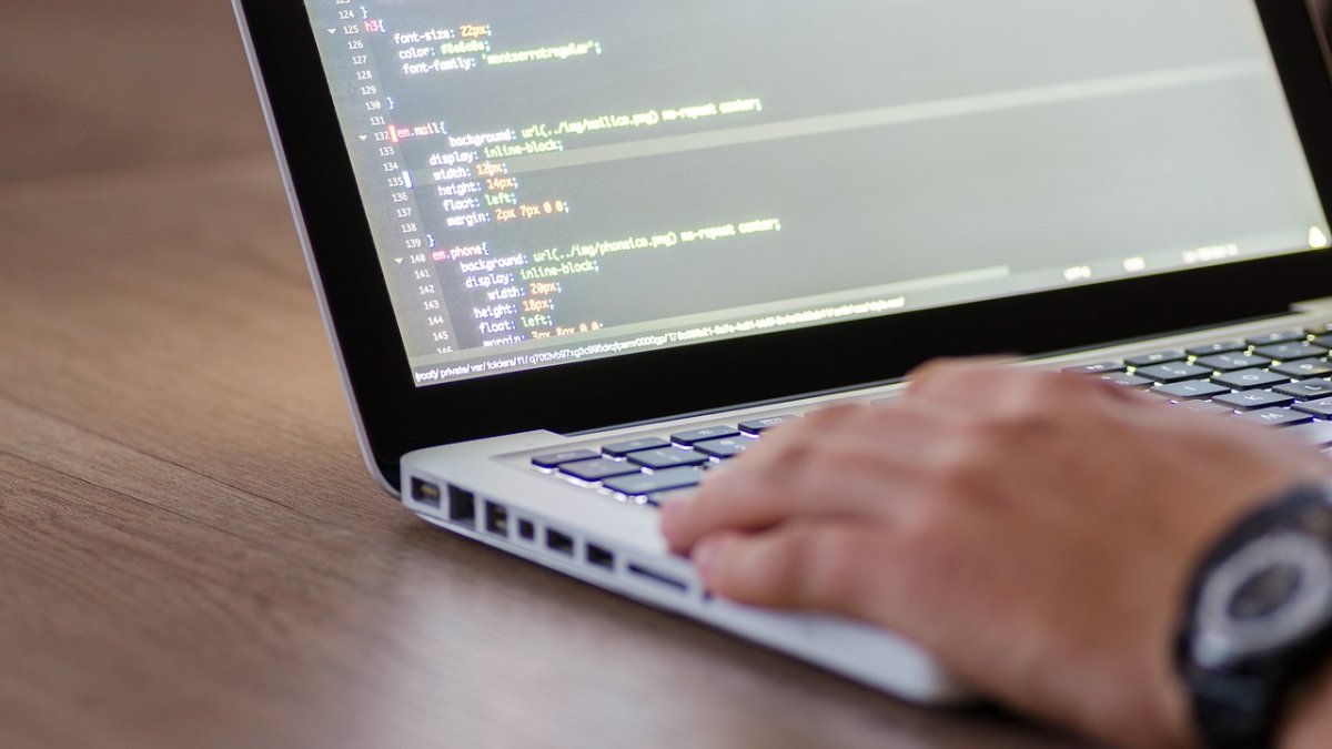 Imagen de una persona programando.