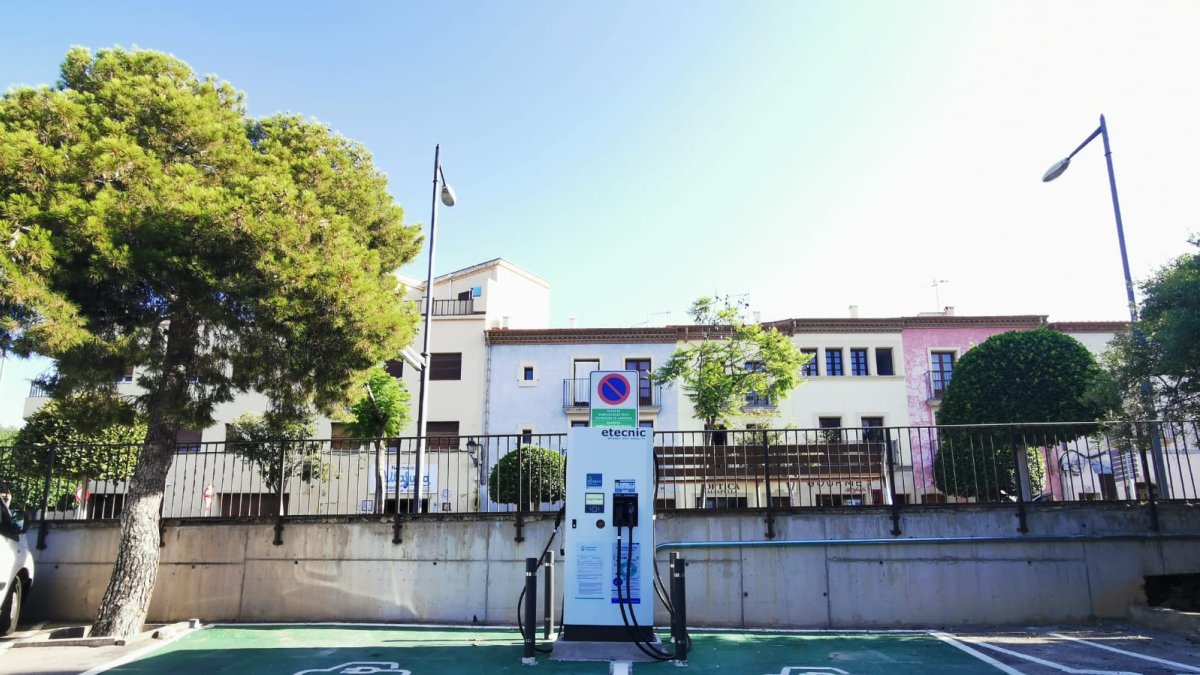 El punto de recarga para vehículos eléctricos instalado en el aparcamiento público de la calle Alcalde Pijuan.