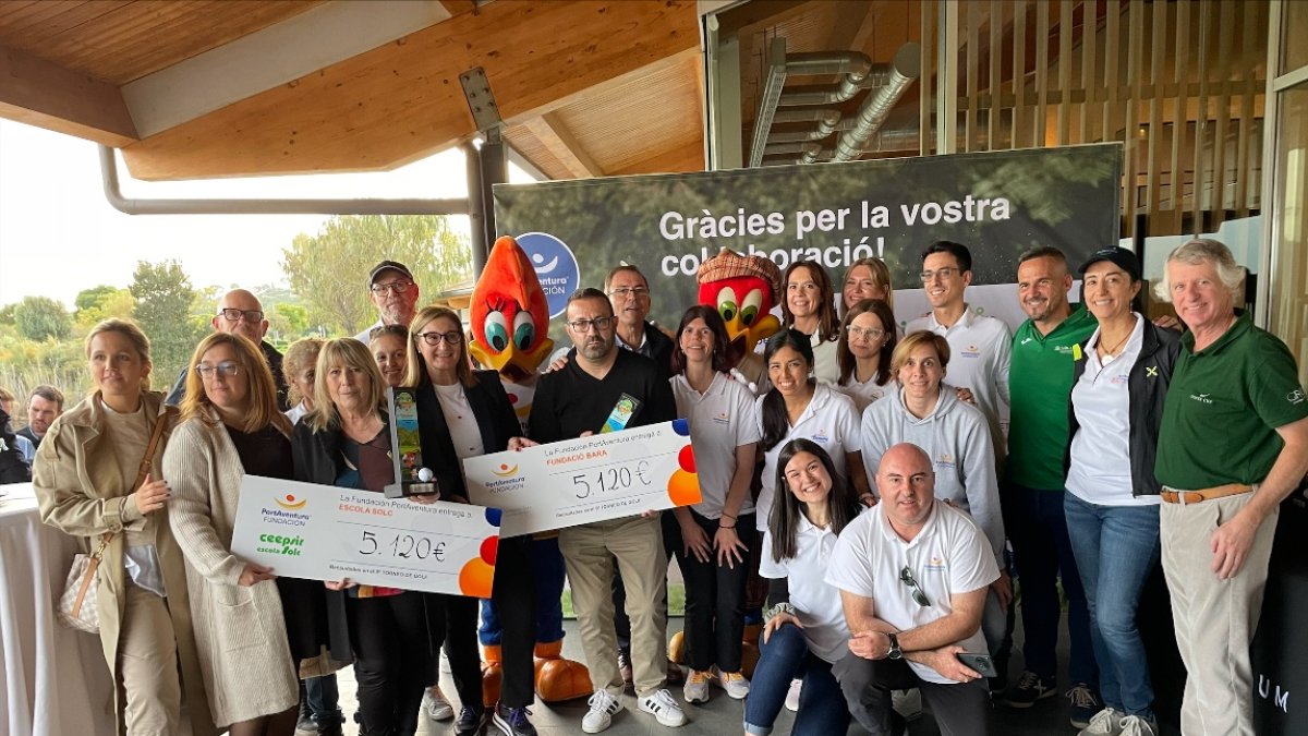 Los representantes de Fundación PortAventura, Ceepsir Escola Solc y Fundación Bara durante la entrega de los cheques.