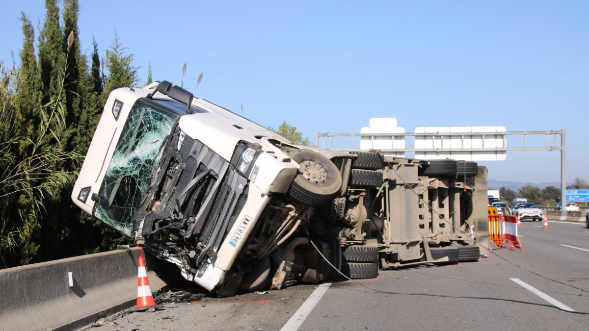 El camión accidentado esta mañana en la AP-7 a la altura de Vilabreix