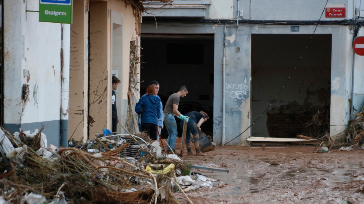 Veïns de Paiporta netegen els baixos d'una casa