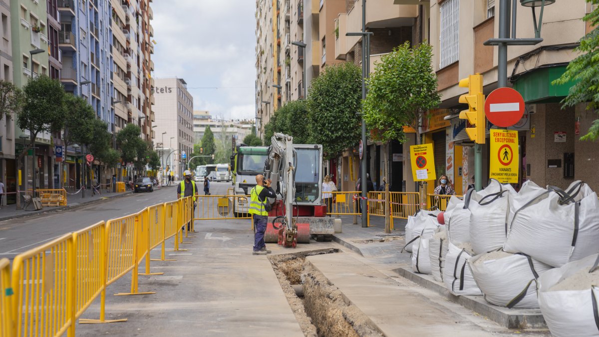 Imatge d’arxiu dels treballs a l’asfaltat del carrer Pere Martell, on el carril bici es va inaugurar l’estiu del 2021