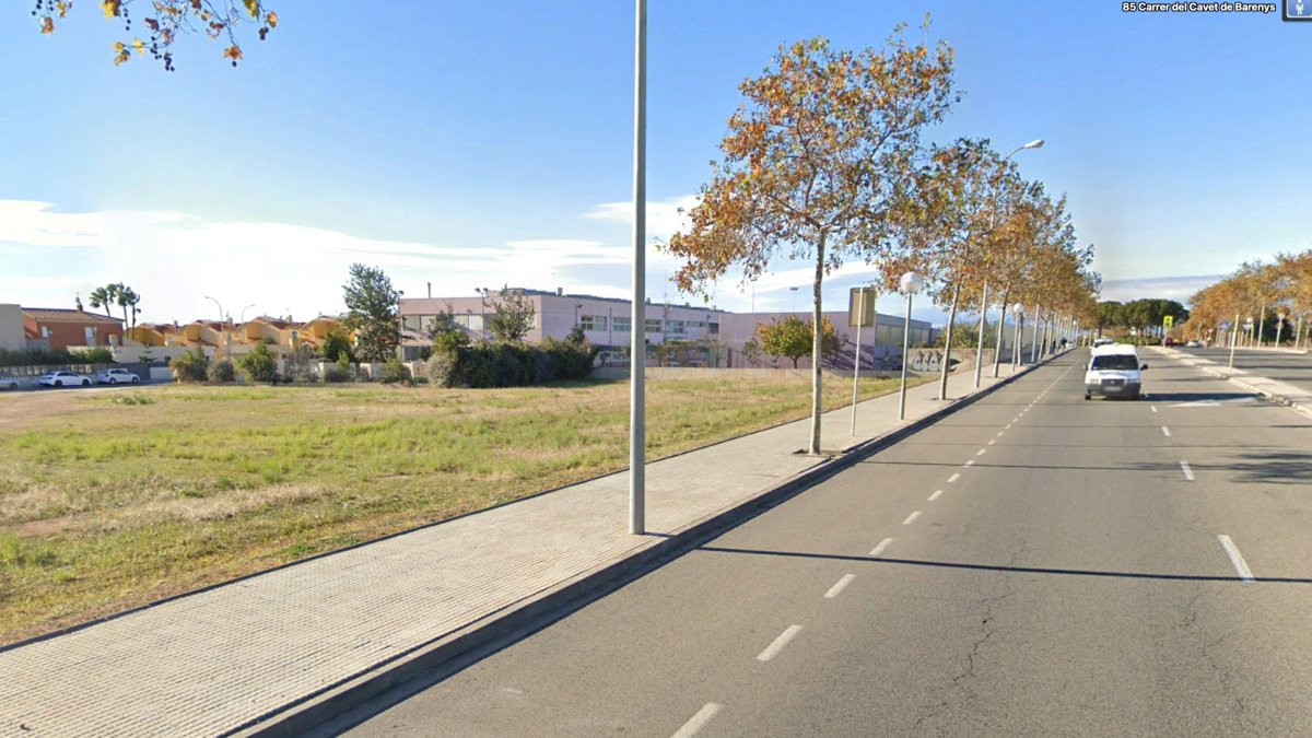 L’emplaçament escollit és a la parcel·la annexa a l’institut Mar de la Frau, ubicada a la zona de Llevant