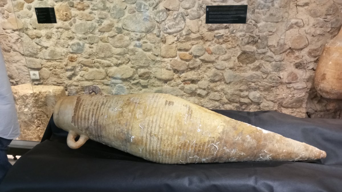 L’àmfora exposada al Molí de les Tres Eres.
