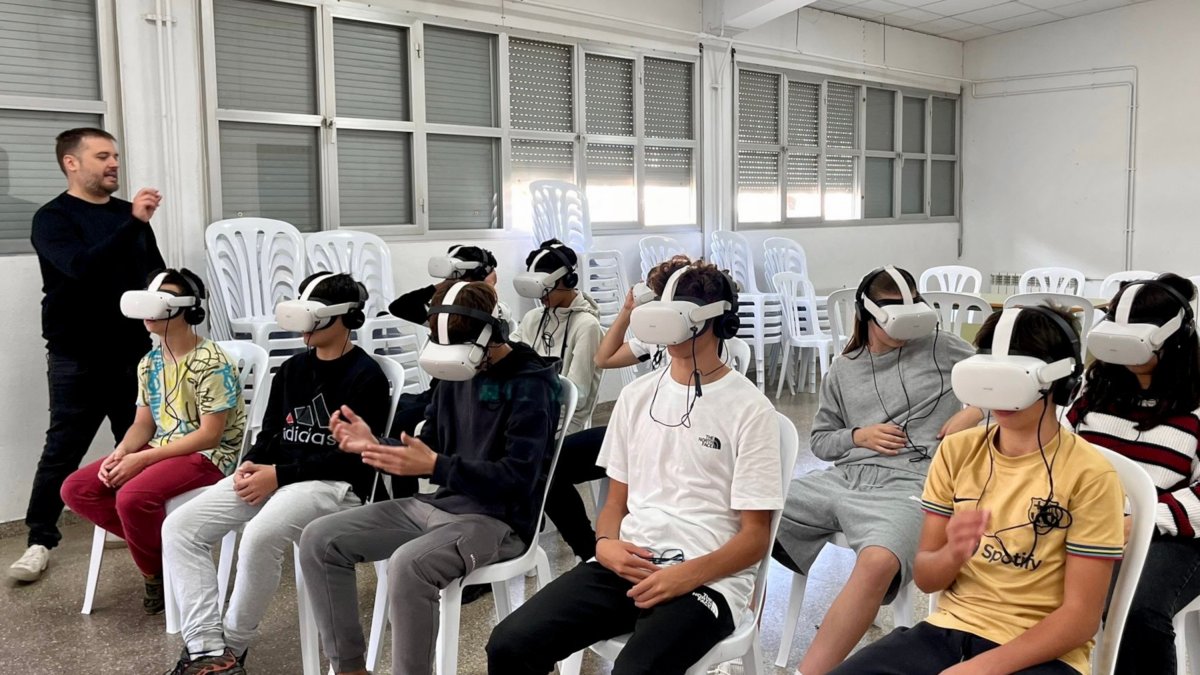 Un grupo de alumnos con gafas de realidad virtual haciendo el taller contra el ciberacoso y la violencia machista.