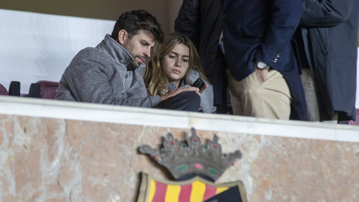 Gerard Piqué y su pareja, Clara Chia, en la lonja|palco del Nuevo Estadio Costa Daurada.