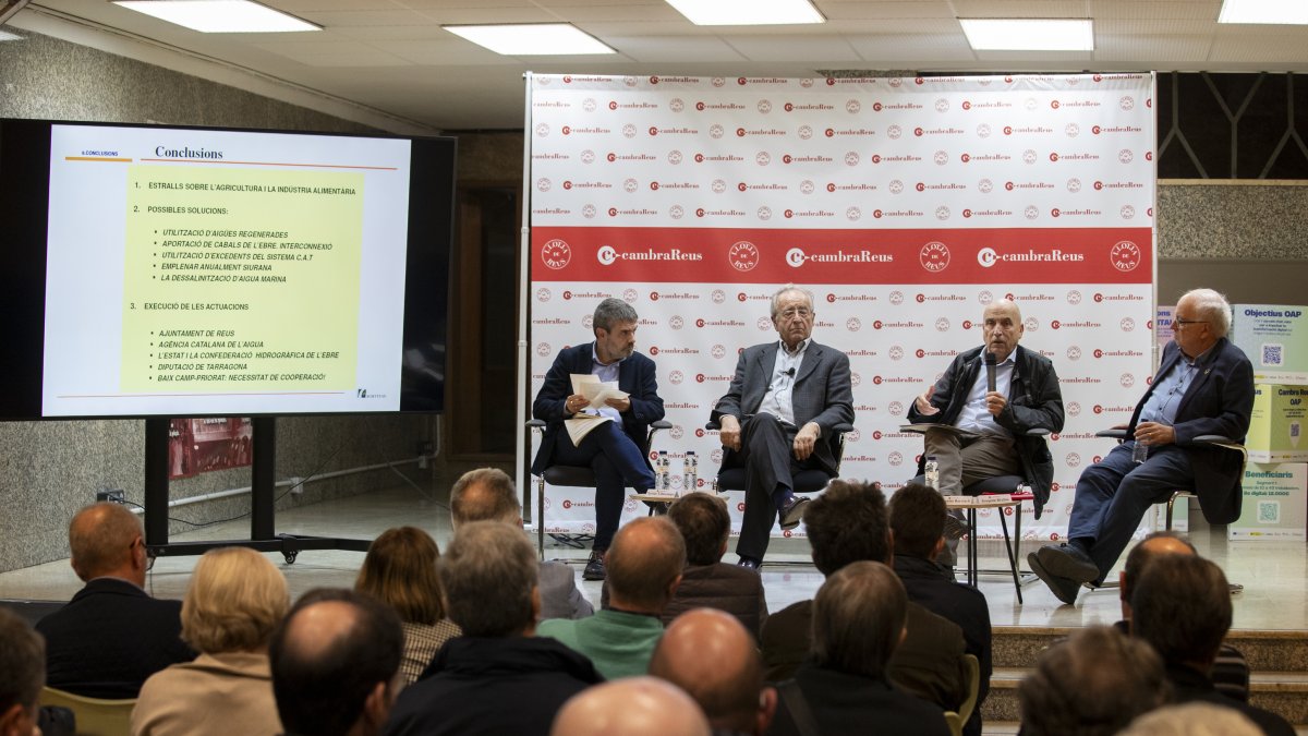 Fotografia de la ponència celebrada ahir al vespre a la Llotja de Reus per parlar de la problemàtica de l’aigua.