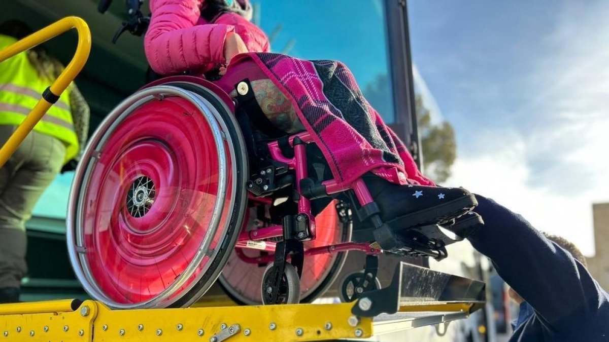 Imagen de archivo de un usuario haciendo uso de un autobús adaptado.