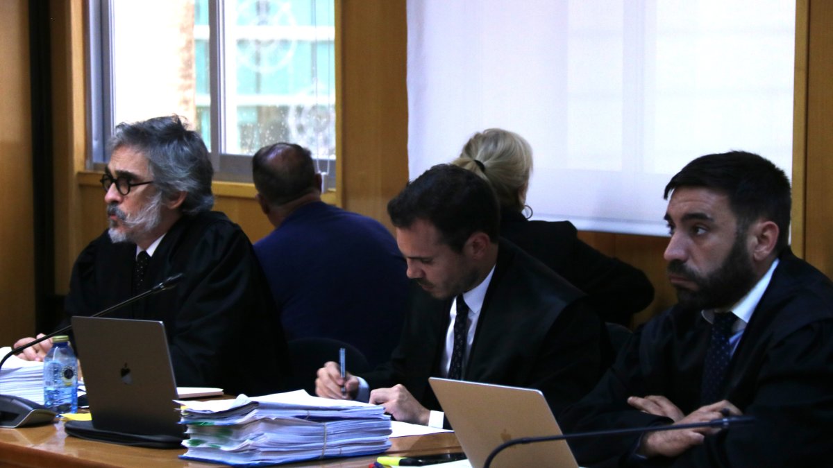 Advocats de la defensa i els principals acusats pel cas a l'inici del judici pel cas del frau en els exàmens del carnet de conduir vinculat a les autoescoles Roquetes-Temple.