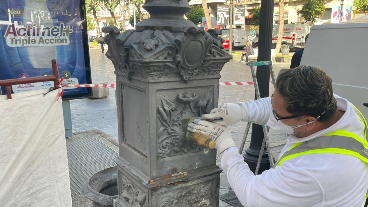 Un operari reparant una de les fonts de Tarragona.