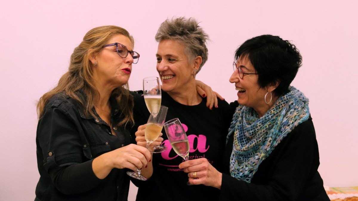 Brindis de despido del equipo del festival EVA - En Veu Alta.