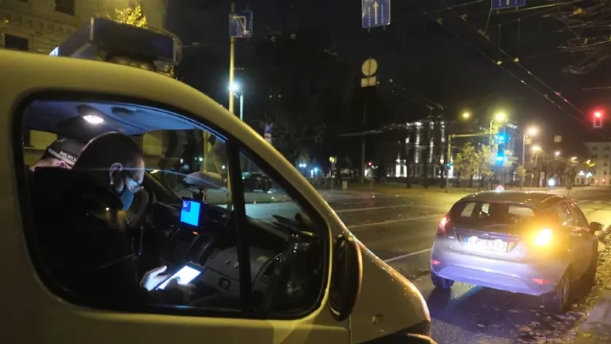 Agents de la policia municipal a Riga, Letònia.